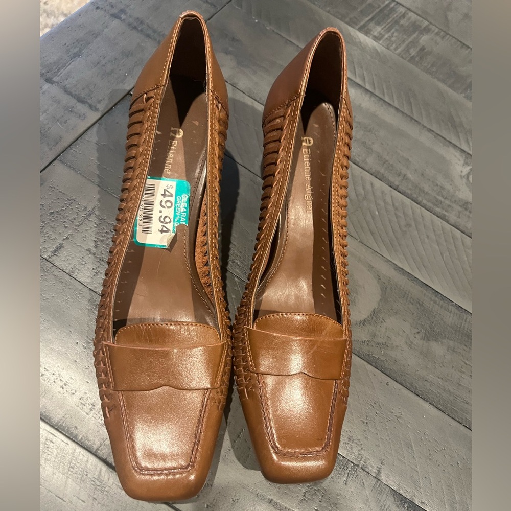 NWT Etienne Aigner women’s size 8.5 light brown dress shoe